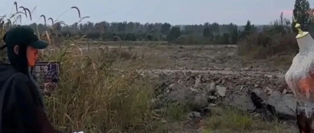 女子空地燒婚紗，為自己舉辦離婚典禮！