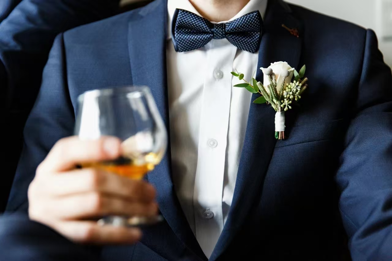 男子參加同學(xué)婚宴飲酒后身亡，家屬起訴新郎及同桌5人，索賠138萬(wàn)余元。法院判決：新郎擔(dān)責(zé)達(dá)成賠償協(xié)議，1共飲人賠13.8萬(wàn)余元。