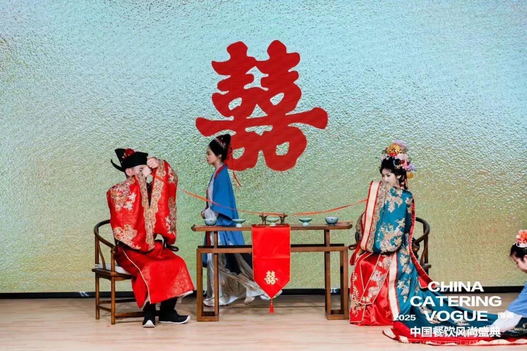 4月8日-10日，文化禮宴2.0賞鑒會盛大啟?。”敬问⒌淞咙c(diǎn)紛呈，其中3場大秀以獨(dú)特視角展現(xiàn)了餐飲與文旅、婚禮融合的無限可能。