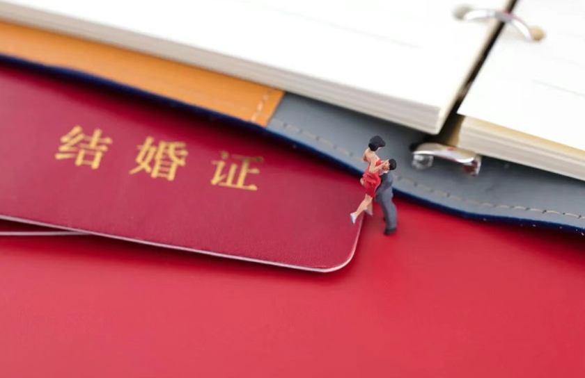 修訂后的《婚姻登記條例》自5月10日起施行。根據(jù)《條例》，辦理結(jié)婚、離婚登記都無需再出示戶口本。
